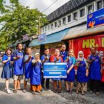 Perkuat Ekonomi Pelaku Usaha, Bank Raya Serahkan Dukungan Prasarana bagi Pedagang Kaki Lima di Cluster Unggulan Sidodadi Semarang