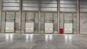 Jenis dan Kegunaan Industrial Door dan Dock Leveler dalam Industri