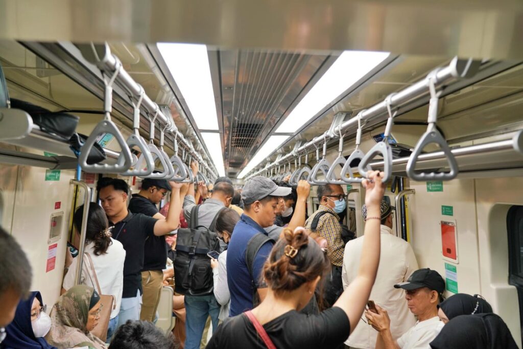 KLB Uji Coba LRT Jabodebek Mulai Dimanfaatkan Pengguna pada Jam Sibuk Pagi