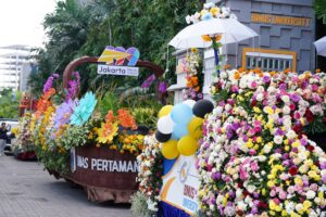 Ribuan Warga Menyaksikan Kemeriahan Flower Parade JIFF 2026, Dorong Kebangkitan Pasar Bunga Rawa Belong