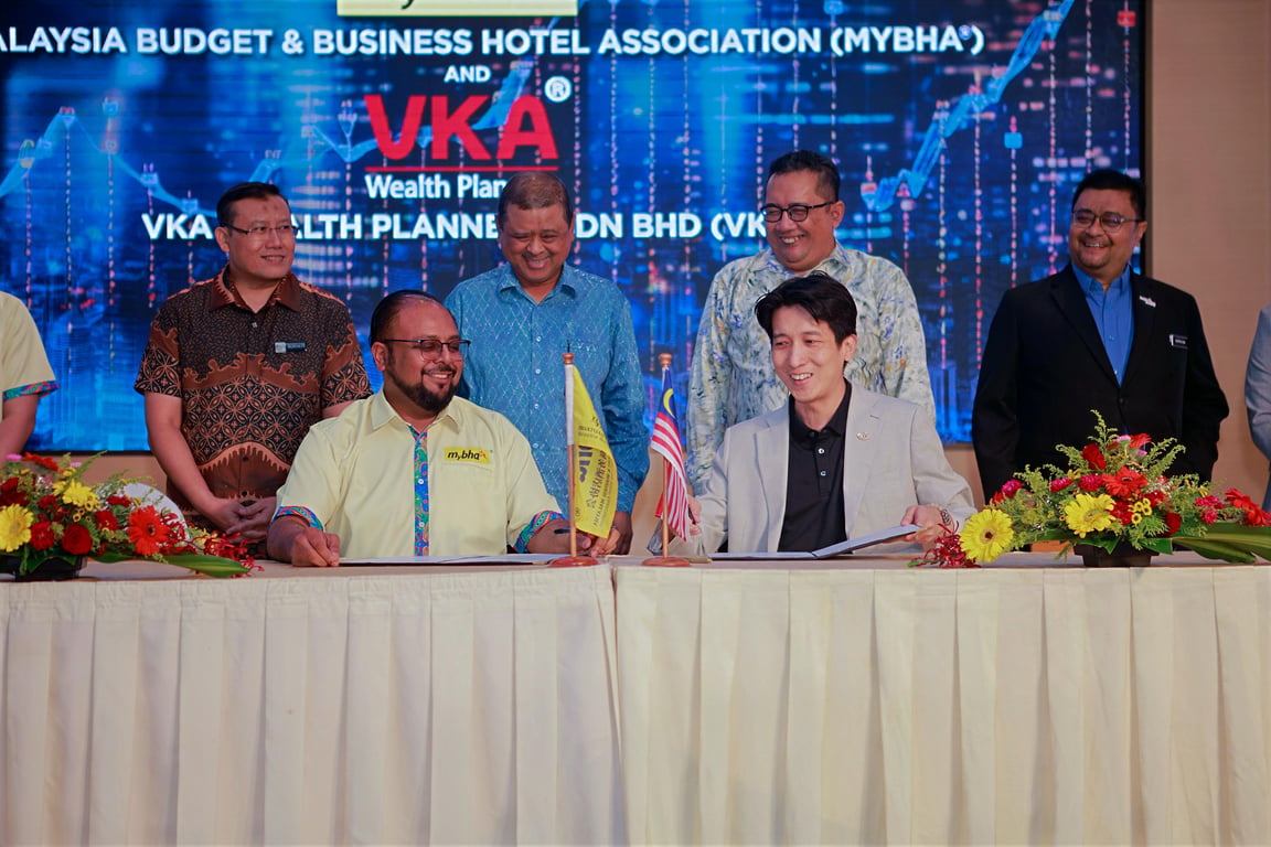 Dr Sri Ganesh Michiel, National President of MyBHA®, and Mr Jayden Chuah Chee Keong, Chief InsurTech Officer of VKA Wealth Planners Sdn Bhd at the MoU Signing Ceremony witnessed by
YBhg. Datuk Manoharan Periasamy, Chairman of Tourism Malaysia.
