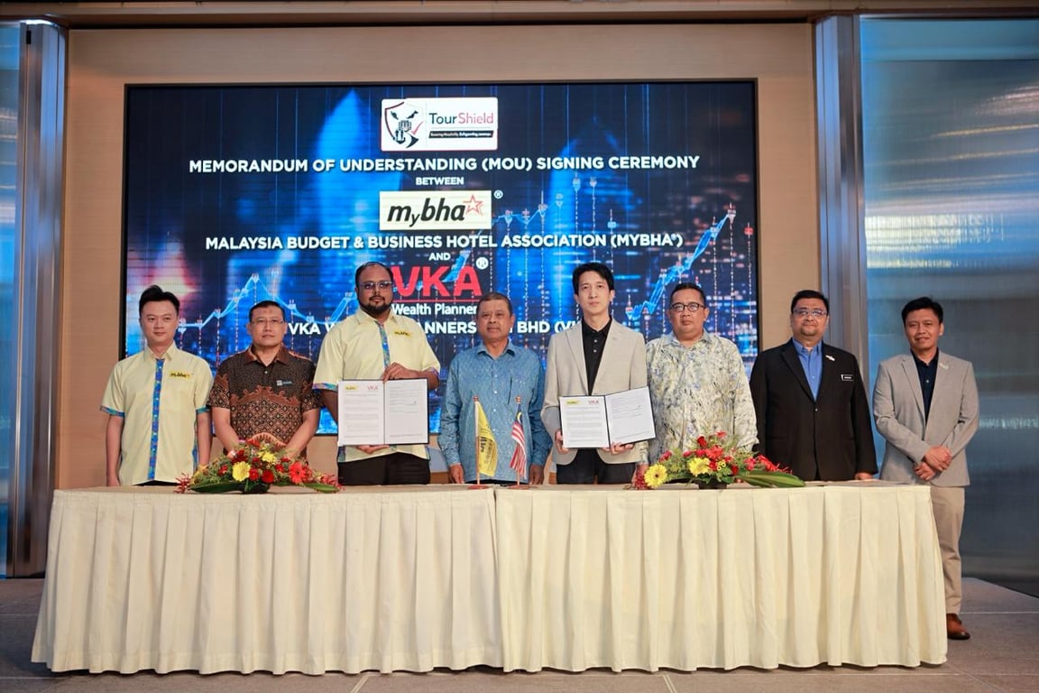 From Left: Mr Jarod Chia, MyBHA Deputy President; Mr Mohamad Bukhari bin Che Man, Director of the Melaka Office of the Ministry of Tourism, Arts and Culture Malaysia (MOTAC);
Dr Sri Ganesh Michiel, National President of MyBHA®; Datuk Manoharan Periasamy, Chairman of Tourism Malaysia; Mr Jayden Chuah Chee Keong, Chief InsurTech Officer of VKA Wealth Planners Sdn Bhd.; Mr Mohd Roslan bin Abdullah, Senior Director of the Domestic and Events Division, Tourism Malaysia; Mr Norisyam Odzali, Assistant Director, Tourism Malaysia Southern Region; Mr Jasmy Azry Johari, Assistant General Manager, Unifi Business.