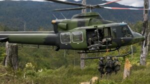 Di Tengah Ancaman Konflik, 11 Prajurit Koops TNI Habema Evakuasi Warga Ugimba dengan Dua Helikopter