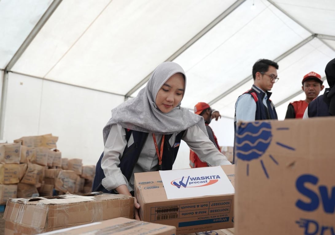 Menguatkan di Tengah Pemulihan, Waskita Beton Precast Bersama PMI Salurkan Bantuan Kemanusiaan untuk Masyarakat Terdampak di NTT