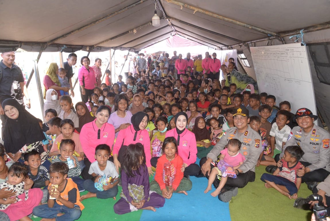 Kapolda NTT dan Ketua Bhayangkari Hadir untuk Warga Sikka, dari Trauma Healing hingga Bantuan Bayi dan Balita