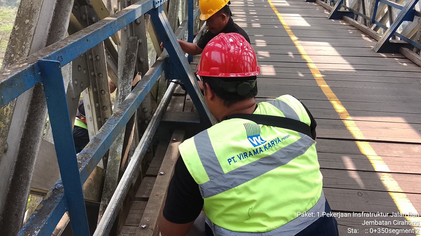 KAI Daop 2 Bandung Bergerak Cepat Lengkapi Baut dan Perbaiki Papan Jembatan Cirahong Untuk Keselamatan