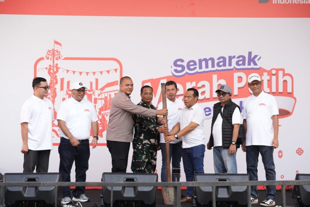 Semarak Merah Putih Kemerdekaan BRI Region 6 Meriahkan Pasar Malaka Rorotan, Dibuka dengan Simbolis Penumbukan Padi