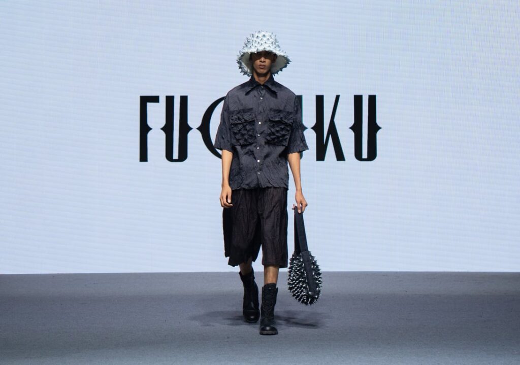 FUGUKU MEMPERKENALKAN KOLEKSI “GROUND ZERO” DI ORCHARD ROAD FASHION WEEK, MENGHUBUNGKAN AKTIVASI GLOBAL DENGAN SENI MENGUMPULKAN KARYA FASHION BERKESADARAN