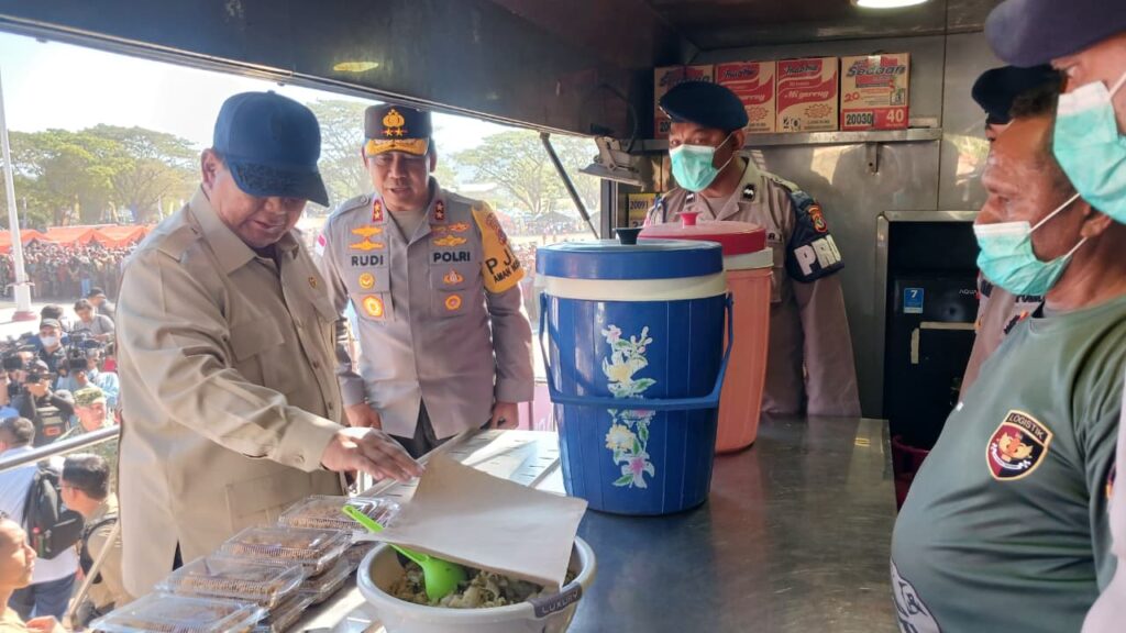 Presiden Prabowo Didampingi Kapolri dan Kapolda NTT Kunjungi Pengungsian Nagekeo, Cek Dapur Lapangan dan Penyediaan Air Bersih