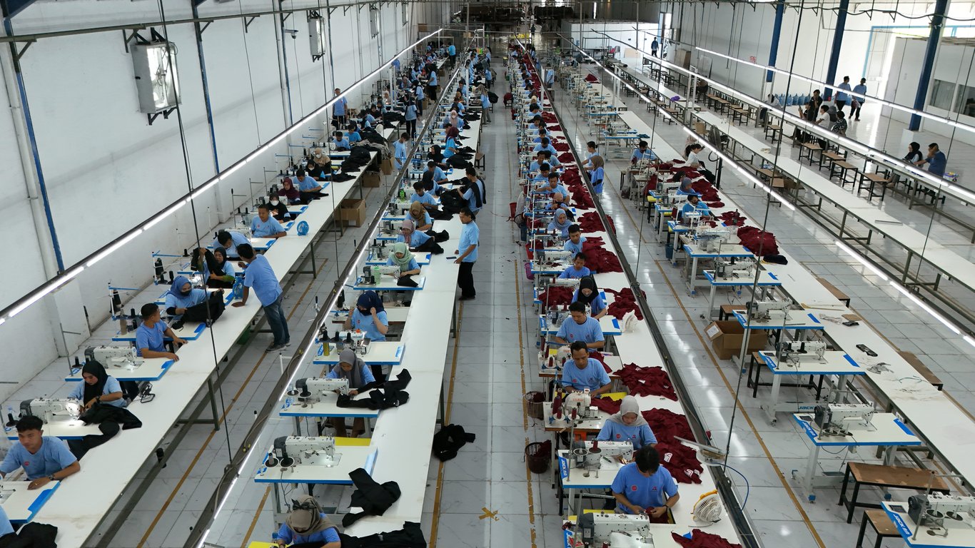 Pabrik Garment Akarsa & Pabrik Sepatu Alas Kaki Tangguh: Sinergi Kapasitas Besar untuk Kebutuhan B2B