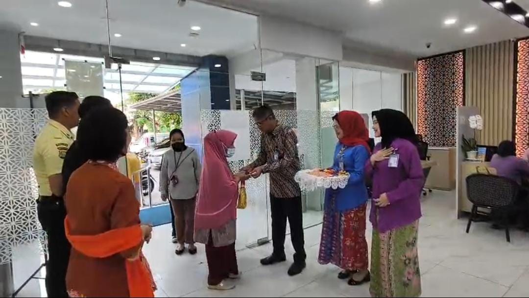 Semarak Hari Pelanggan Nasional, BRI BO Tanjung Priok Sambut Nasabah Hangat dalam Balutan Wastra Nusantara