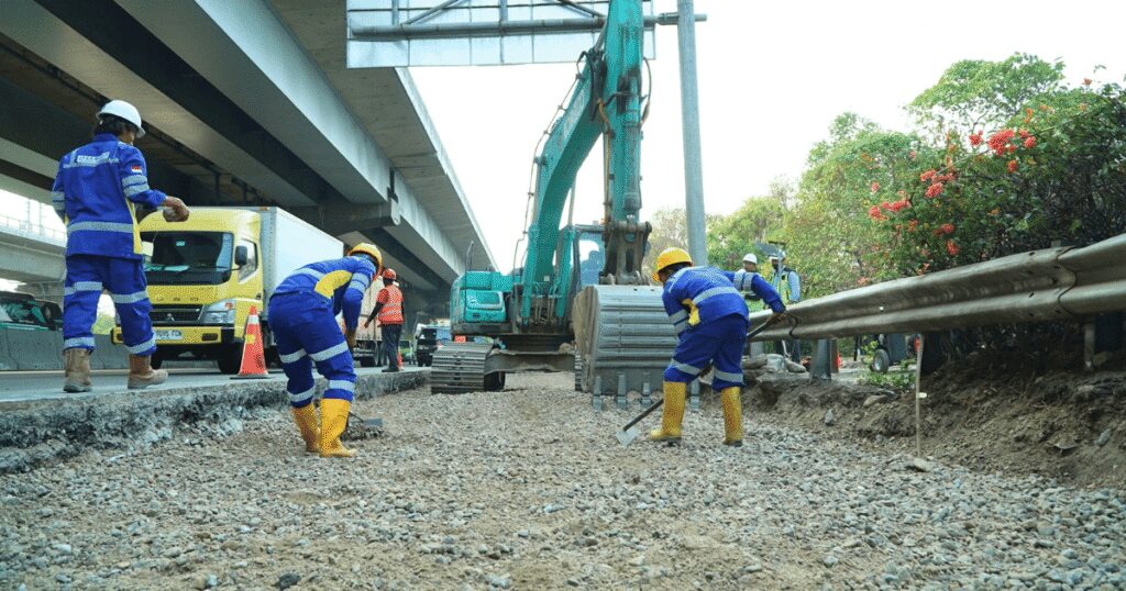 Jaga Kualitas Jalan dan Keselamatan Pengguna, JMTM Laksanakan Preservasi di Sejumlah Titik Tol Jakarta–Cikampek