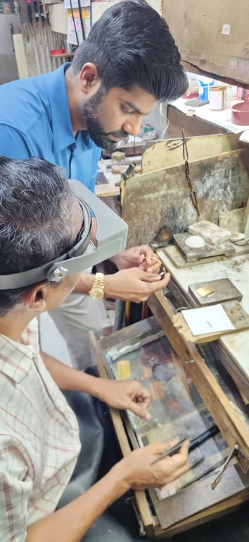 How a Third-Generation KL Gold Dealer Assures Purity: XRF Testing vs. Acid Testing
