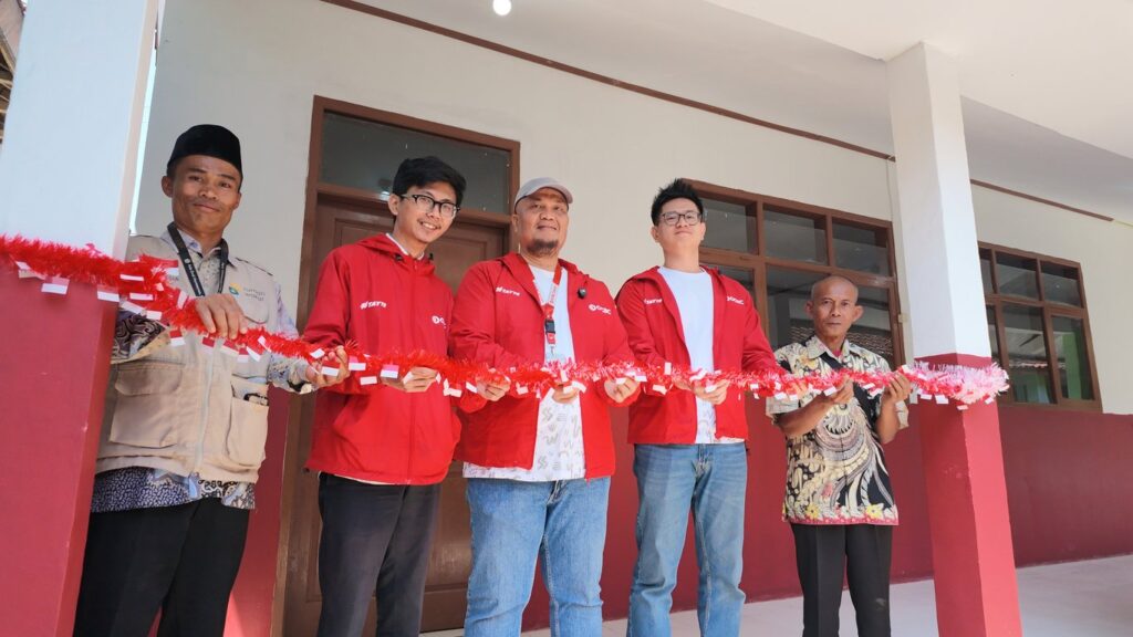 OCBC Syariah dan Rumah Wakaf Salurkan Wakaf untuk Dukung Pendidikan & Keterampilan Siswa di Pelosok Garut