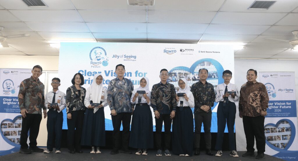 PT Rohto Laboratories Indonesia hadirkan kembali kegiatan ROHTO PEDULI – “Joy of Seeing – A Healthy Future for All” dengan membagikan 1.500 kacamata gratis bagi siswa SD dan SMP serta 500 kacamata gratis bagi para lansia & operator pabrik.