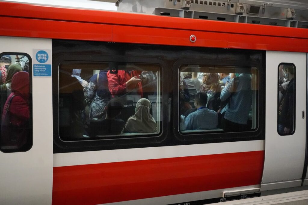 Sebanyak 514 Barang Tertinggal di Bulan Oktober, LRT Jabodebek : Perhatikan Kembali Barang Bawaan Anda