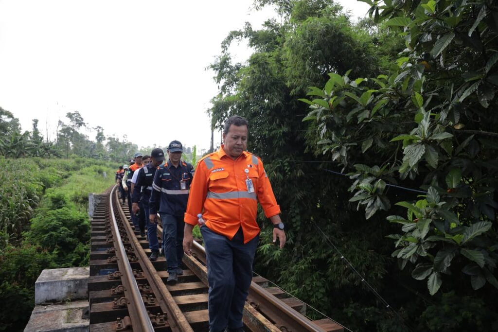 Antisipasi Perubahan Musim, KAI Daop 2 Bandung Perkuat Pengawasan Jalur KA untuk Jaga Keselamatan Perjalanan